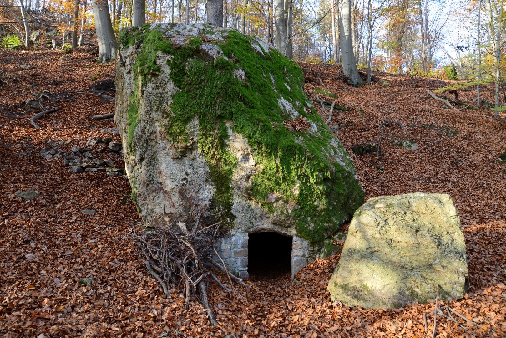 Die Dossener Klause - Höhle des Eremiten. Foto Cornelia Lohs