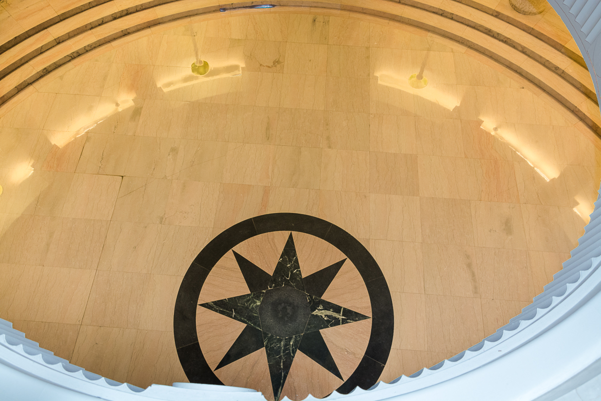 Der acht-eckige Stern als zentraler Punkt im Untergeschoss des Gebäudes liegt in direkter LInie unter der goldenen Hermes-Statue auf der Kuppel. Er wird als der Ort des Altars verstanden. Auch akkustisch scheinen hier alle Eindrücke zusammen zu fließen. Foto: Flora Jädicke