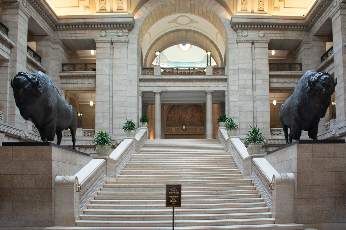 Der Bison Manitobas Symboltier hat in der Symbolik der Freimauerer am Treppenaufgang in Manitobas Parlament auch eine Wächterfunktion. Foto: Flora Jädicke